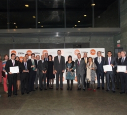 Fotografía de grupo de Su Alteza Real el Príncipe de Asturias con los galardonados y los miembros del jurado de los Premios CODESPA
